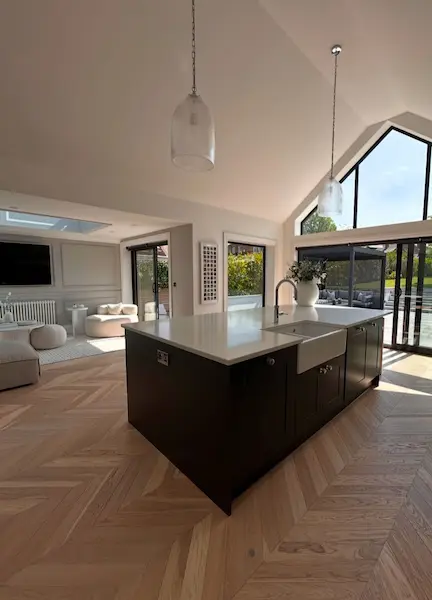 Cuisine ouverte sur séjour avec îlot central et plafond cathédrale — rénovation Diamond Agencement