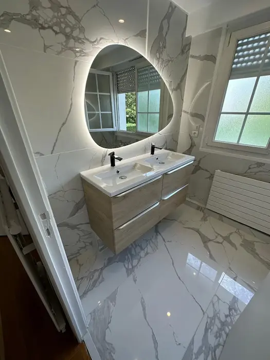 Salle de bains rénovée — marbre et double vasque, rénovation intérieure à Eaubonne (95)